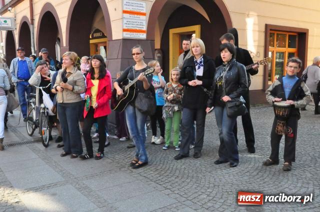 Zdjęcie w galerii na portalu naszraciborz.pl: Zaśpiewali na ulicy Długiej... wiadomości z regionu