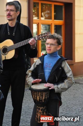 Zdjęcie w galerii na portalu naszraciborz.pl: Zaśpiewali na ulicy Długiej... wiadomości z regionu