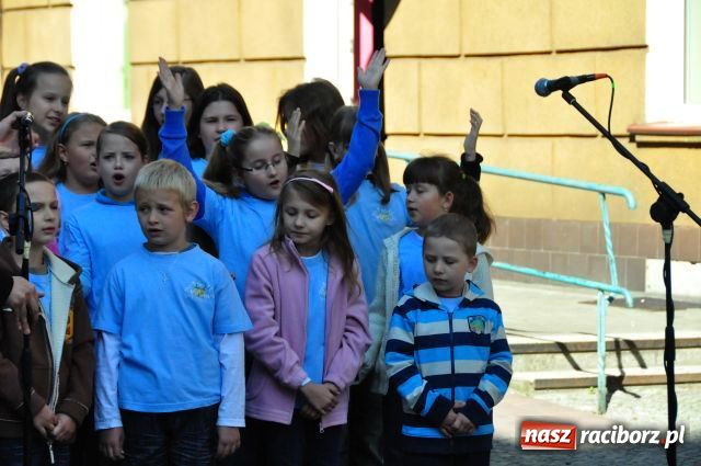 Zdjęcie w galerii na portalu naszraciborz.pl: Zaśpiewali na ulicy Długiej... wiadomości z regionu