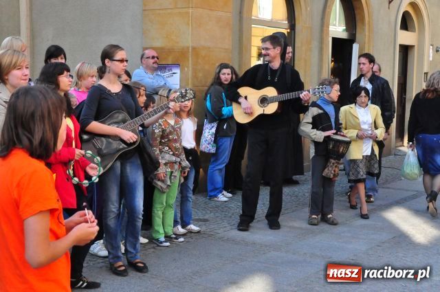 Zdjęcie w galerii na portalu naszraciborz.pl: Zaśpiewali na ulicy Długiej... wiadomości z regionu