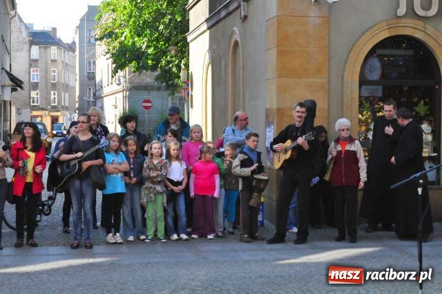 Zdjęcie w galerii na portalu naszraciborz.pl: Zaśpiewali na ulicy Długiej... wiadomości z regionu