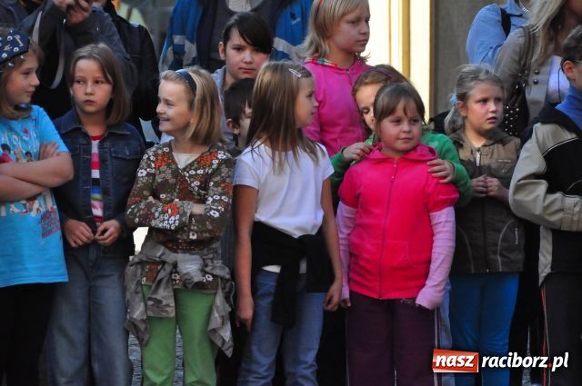 Zdjęcie w galerii na portalu naszraciborz.pl: Zaśpiewali na ulicy Długiej... wiadomości z regionu