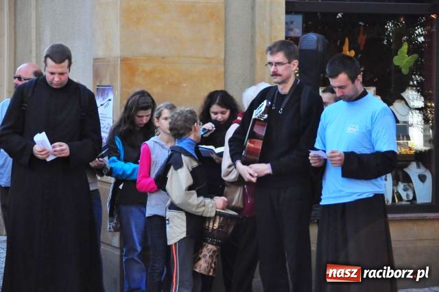 Zdjęcie w galerii na portalu naszraciborz.pl: Zaśpiewali na ulicy Długiej... wiadomości z regionu