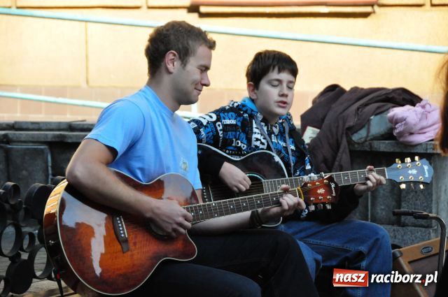 Zdjęcie w galerii na portalu naszraciborz.pl: Zaśpiewali na ulicy Długiej... wiadomości z regionu