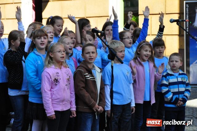 Zdjęcie w galerii na portalu naszraciborz.pl: Zaśpiewali na ulicy Długiej... wiadomości z regionu