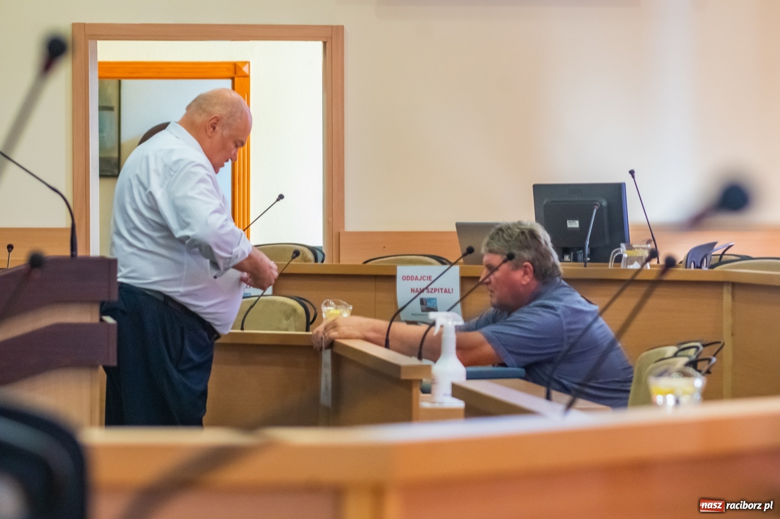 Zdjęcie w galerii na portalu naszraciborz.pl: Dwie głowy w sali obrad Rady Miasta. To apel radnego Klimy  wiadomości z regionu