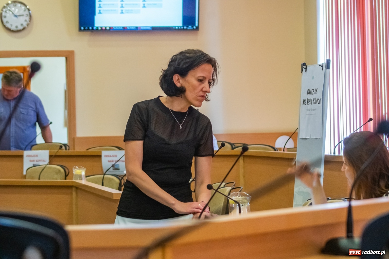 Zdjęcie w galerii na portalu naszraciborz.pl: Dwie głowy w sali obrad Rady Miasta. To apel radnego Klimy  wiadomości z regionu