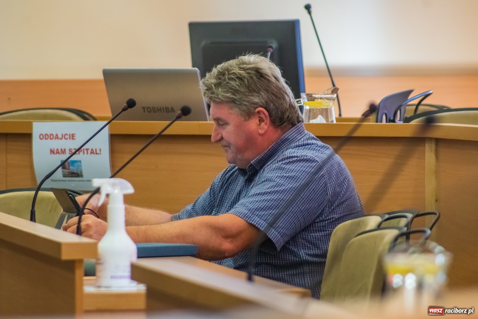 Zdjęcie w galerii na portalu naszraciborz.pl: Dwie głowy w sali obrad Rady Miasta. To apel radnego Klimy  wiadomości z regionu