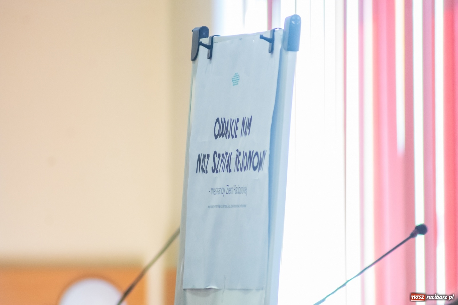 Zdjęcie w galerii na portalu naszraciborz.pl: Dwie głowy w sali obrad Rady Miasta. To apel radnego Klimy  wiadomości z regionu