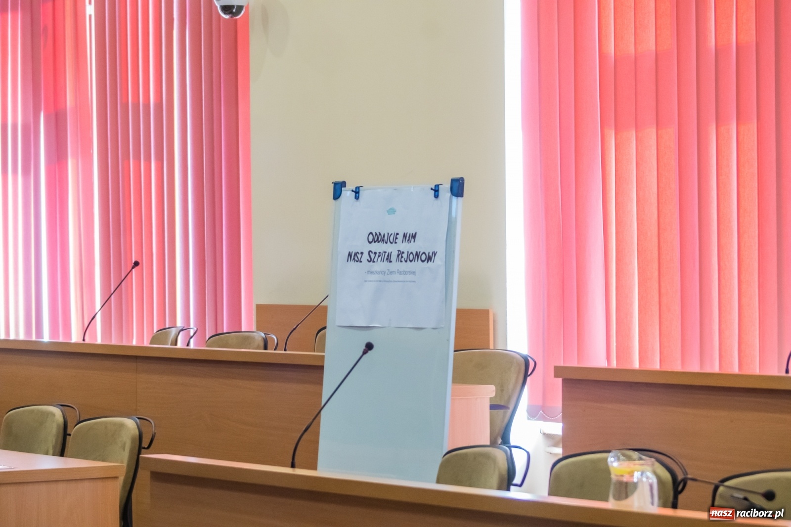 Zdjęcie w galerii na portalu naszraciborz.pl: Dwie głowy w sali obrad Rady Miasta. To apel radnego Klimy  wiadomości z regionu