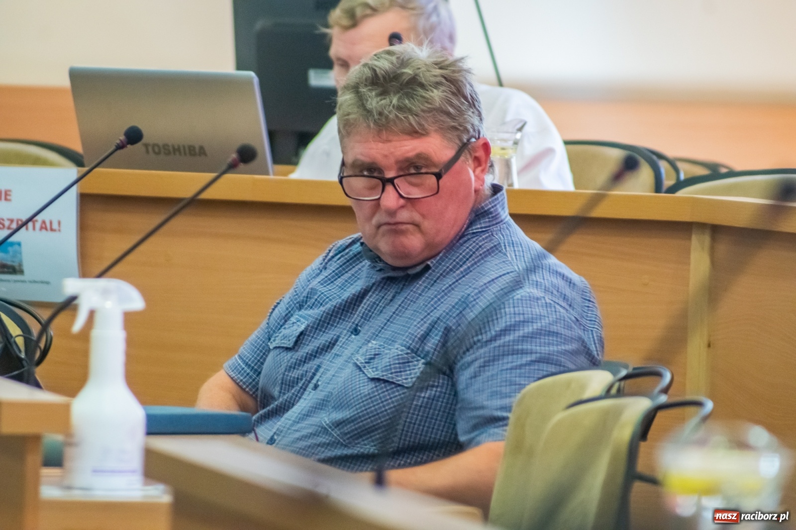 Zdjęcie w galerii na portalu naszraciborz.pl: Dwie głowy w sali obrad Rady Miasta. To apel radnego Klimy  wiadomości z regionu