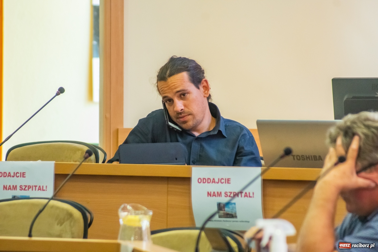 Zdjęcie w galerii na portalu naszraciborz.pl: Dwie głowy w sali obrad Rady Miasta. To apel radnego Klimy  wiadomości z regionu