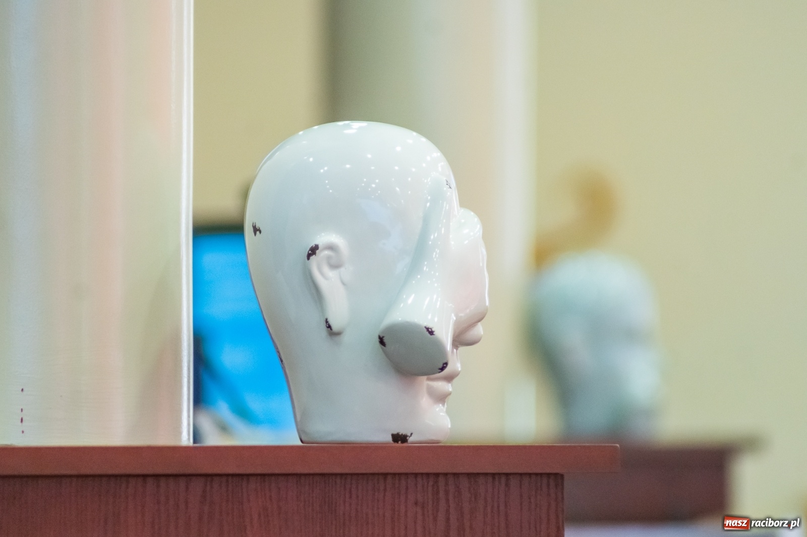 Zdjęcie w galerii na portalu naszraciborz.pl: Dwie głowy w sali obrad Rady Miasta. To apel radnego Klimy  wiadomości z regionu