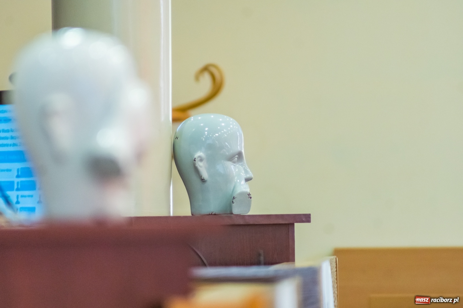 Zdjęcie w galerii na portalu naszraciborz.pl: Dwie głowy w sali obrad Rady Miasta. To apel radnego Klimy  wiadomości z regionu