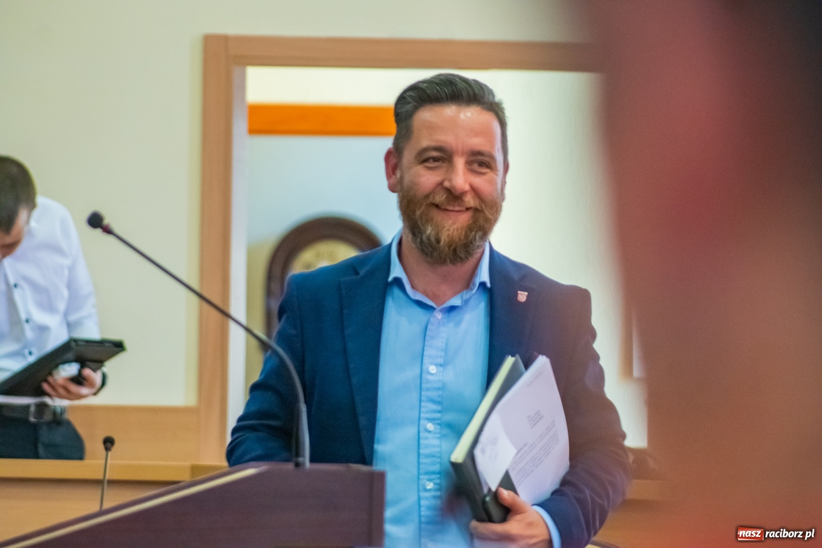 Zdjęcie w galerii na portalu naszraciborz.pl: Dwie głowy w sali obrad Rady Miasta. To apel radnego Klimy  wiadomości z regionu