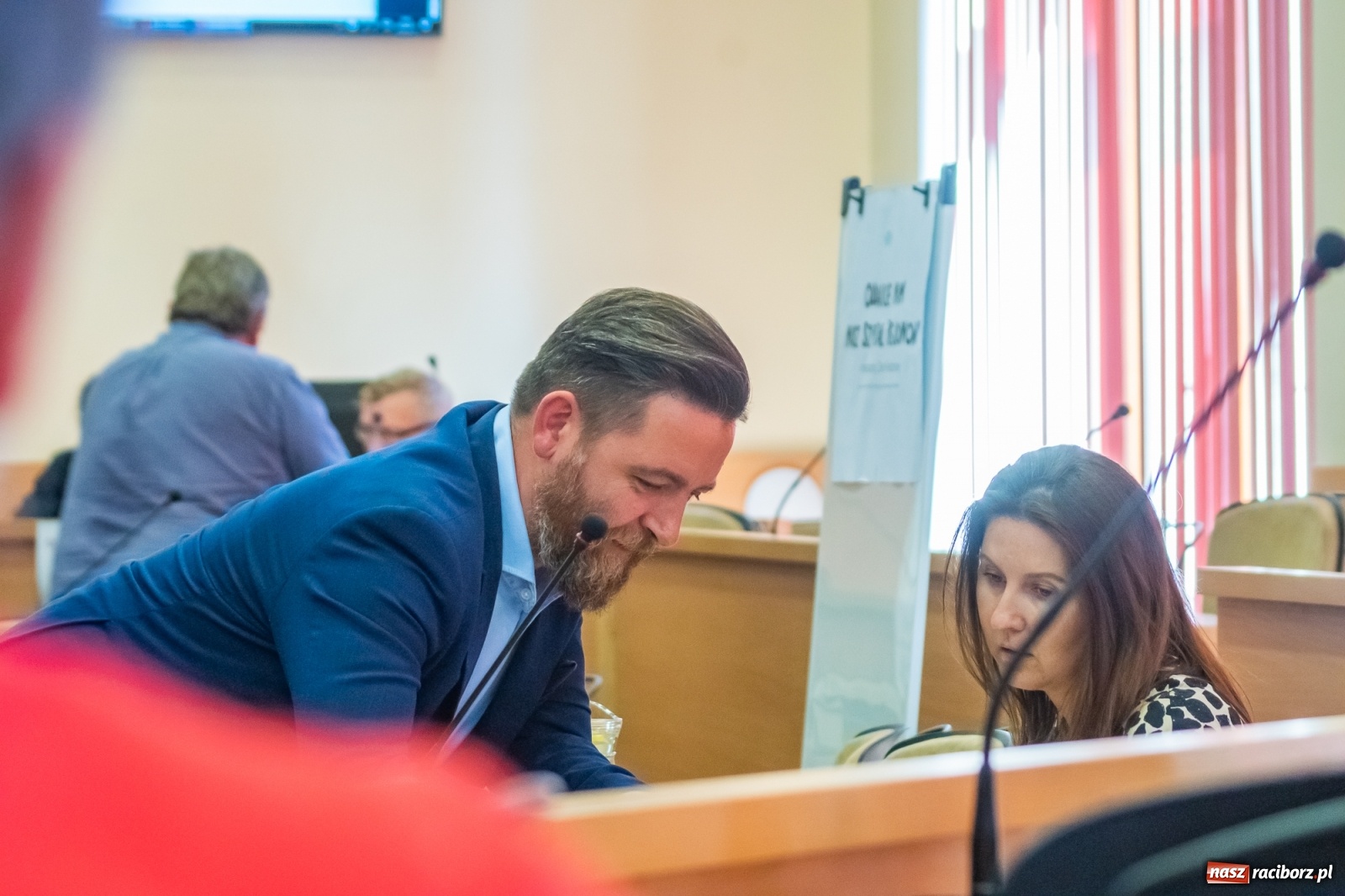 Zdjęcie w galerii na portalu naszraciborz.pl: Dwie głowy w sali obrad Rady Miasta. To apel radnego Klimy  wiadomości z regionu