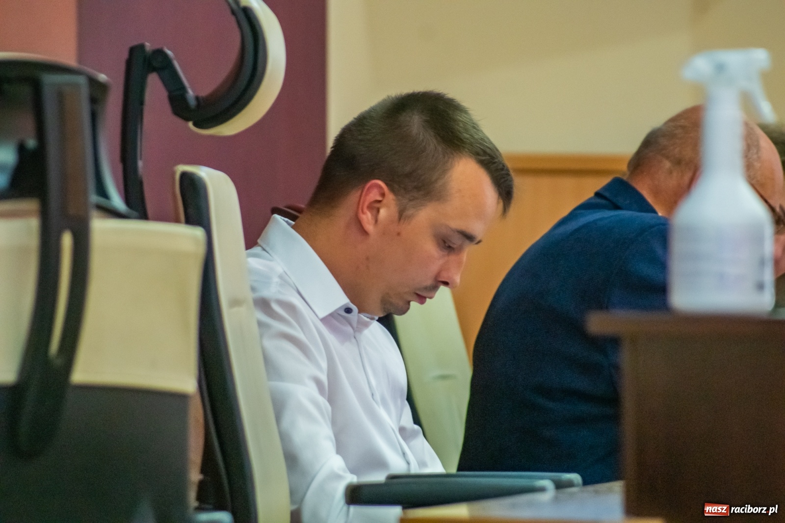 Zdjęcie w galerii na portalu naszraciborz.pl: Dwie głowy w sali obrad Rady Miasta. To apel radnego Klimy  wiadomości z regionu