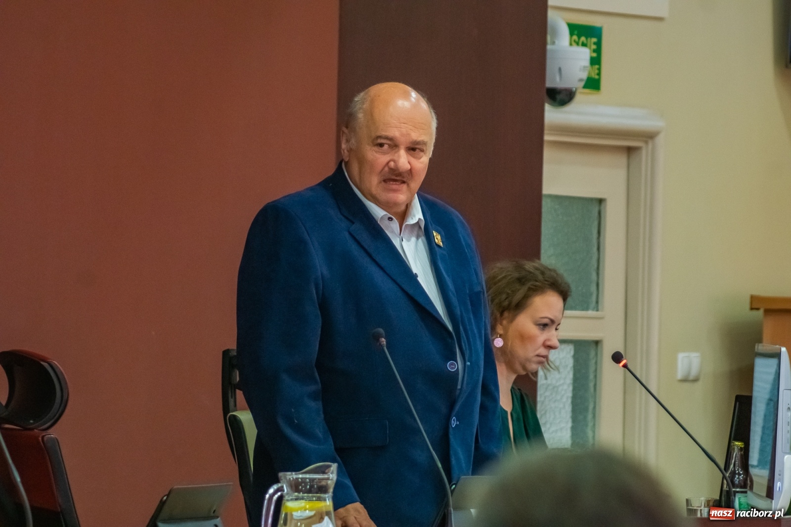 Zdjęcie w galerii na portalu naszraciborz.pl: Dwie głowy w sali obrad Rady Miasta. To apel radnego Klimy  wiadomości z regionu