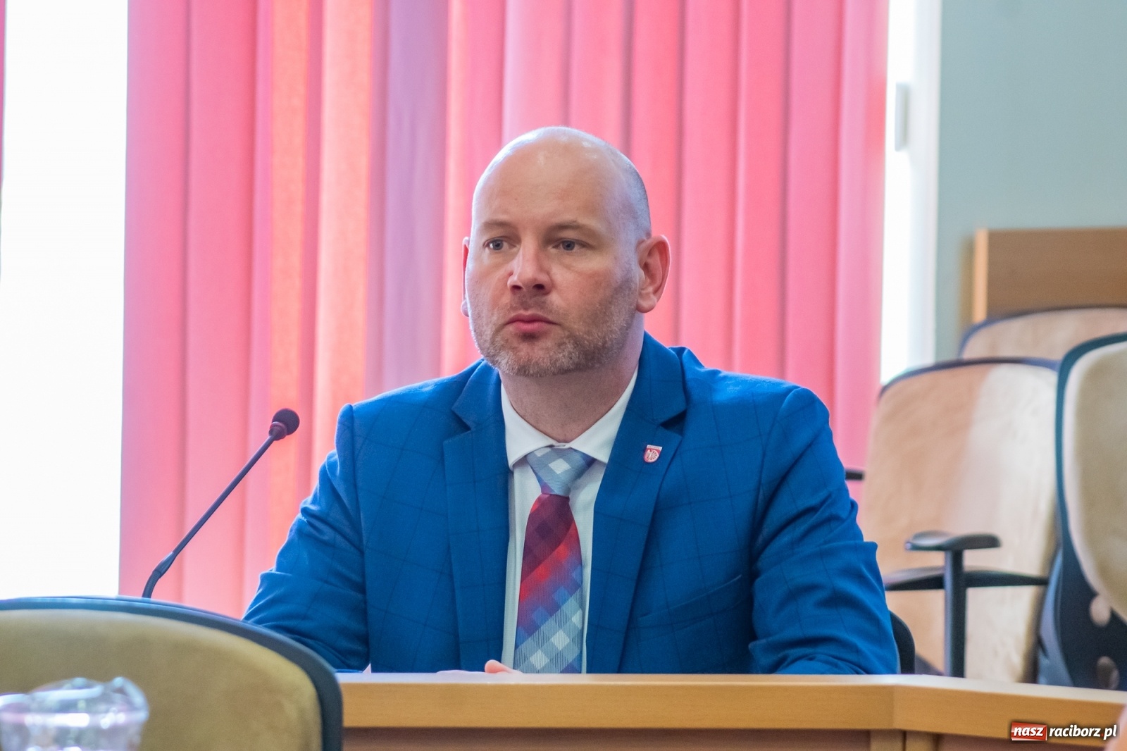 Zdjęcie w galerii na portalu naszraciborz.pl: Dwie głowy w sali obrad Rady Miasta. To apel radnego Klimy  wiadomości z regionu