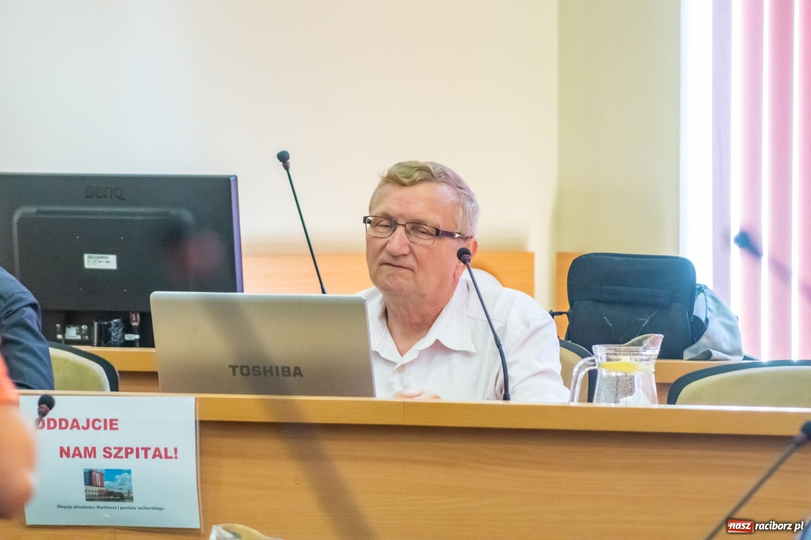 Zdjęcie w galerii na portalu naszraciborz.pl: Dwie głowy w sali obrad Rady Miasta. To apel radnego Klimy  wiadomości z regionu