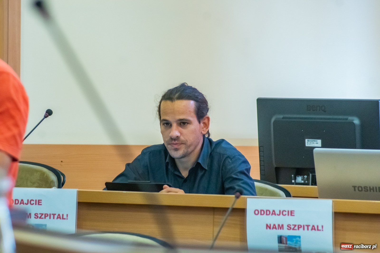 Zdjęcie w galerii na portalu naszraciborz.pl: Dwie głowy w sali obrad Rady Miasta. To apel radnego Klimy  wiadomości z regionu