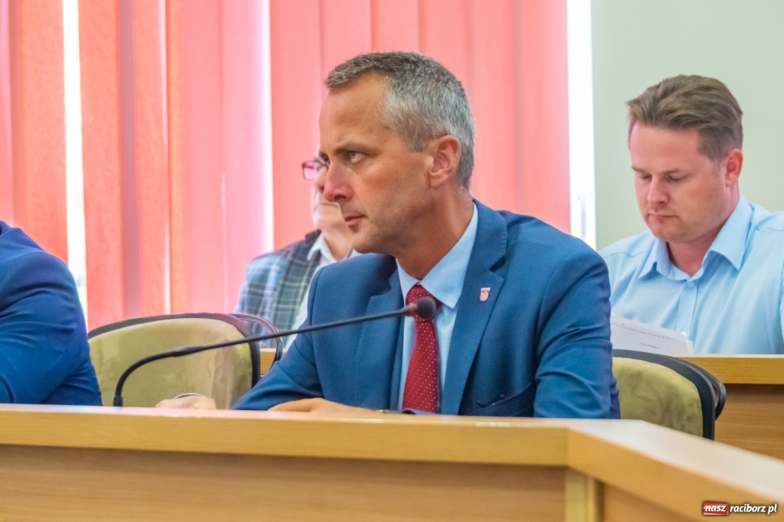 Zdjęcie w galerii na portalu naszraciborz.pl: Dwie głowy w sali obrad Rady Miasta. To apel radnego Klimy  wiadomości z regionu