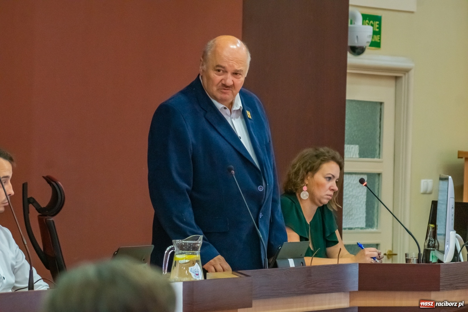 Zdjęcie w galerii na portalu naszraciborz.pl: Dwie głowy w sali obrad Rady Miasta. To apel radnego Klimy  wiadomości z regionu