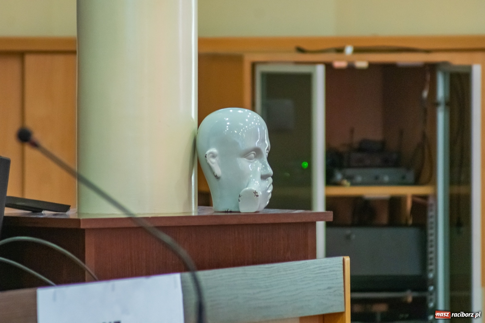 Zdjęcie w galerii na portalu naszraciborz.pl: Dwie głowy w sali obrad Rady Miasta. To apel radnego Klimy  wiadomości z regionu