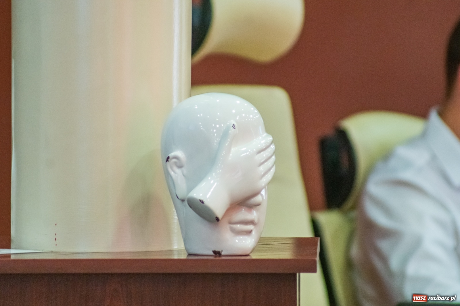 Zdjęcie w galerii na portalu naszraciborz.pl: Dwie głowy w sali obrad Rady Miasta. To apel radnego Klimy  wiadomości z regionu