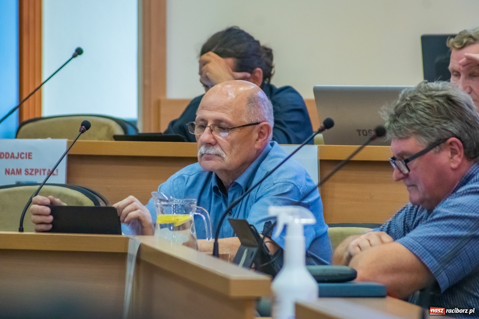 Zdjęcie w galerii na portalu naszraciborz.pl: Dwie głowy w sali obrad Rady Miasta. To apel radnego Klimy  wiadomości z regionu