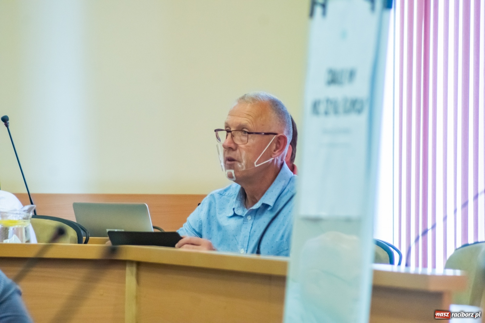 Zdjęcie w galerii na portalu naszraciborz.pl: Dwie głowy w sali obrad Rady Miasta. To apel radnego Klimy  wiadomości z regionu