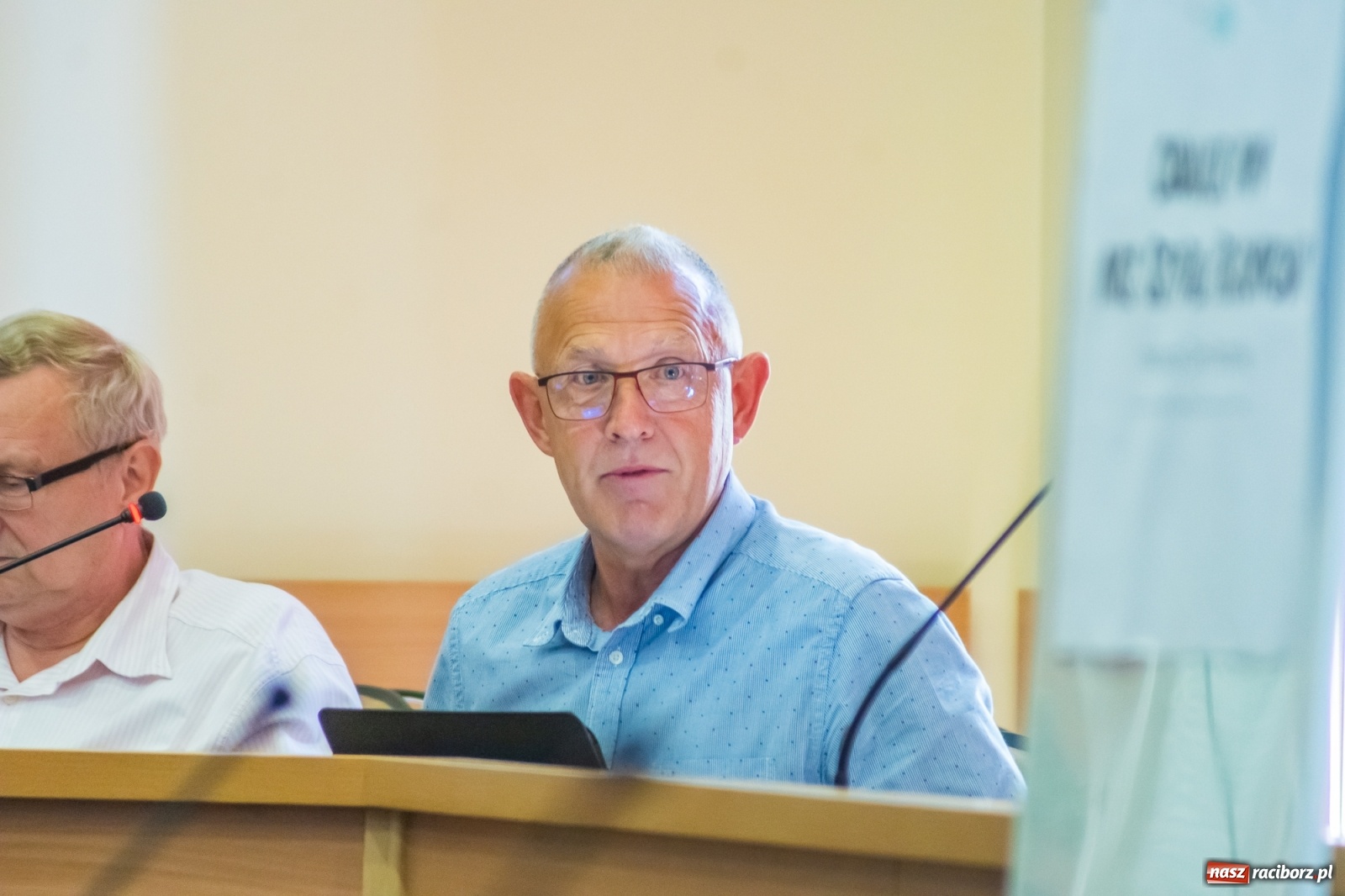 Zdjęcie w galerii na portalu naszraciborz.pl: Dwie głowy w sali obrad Rady Miasta. To apel radnego Klimy  wiadomości z regionu