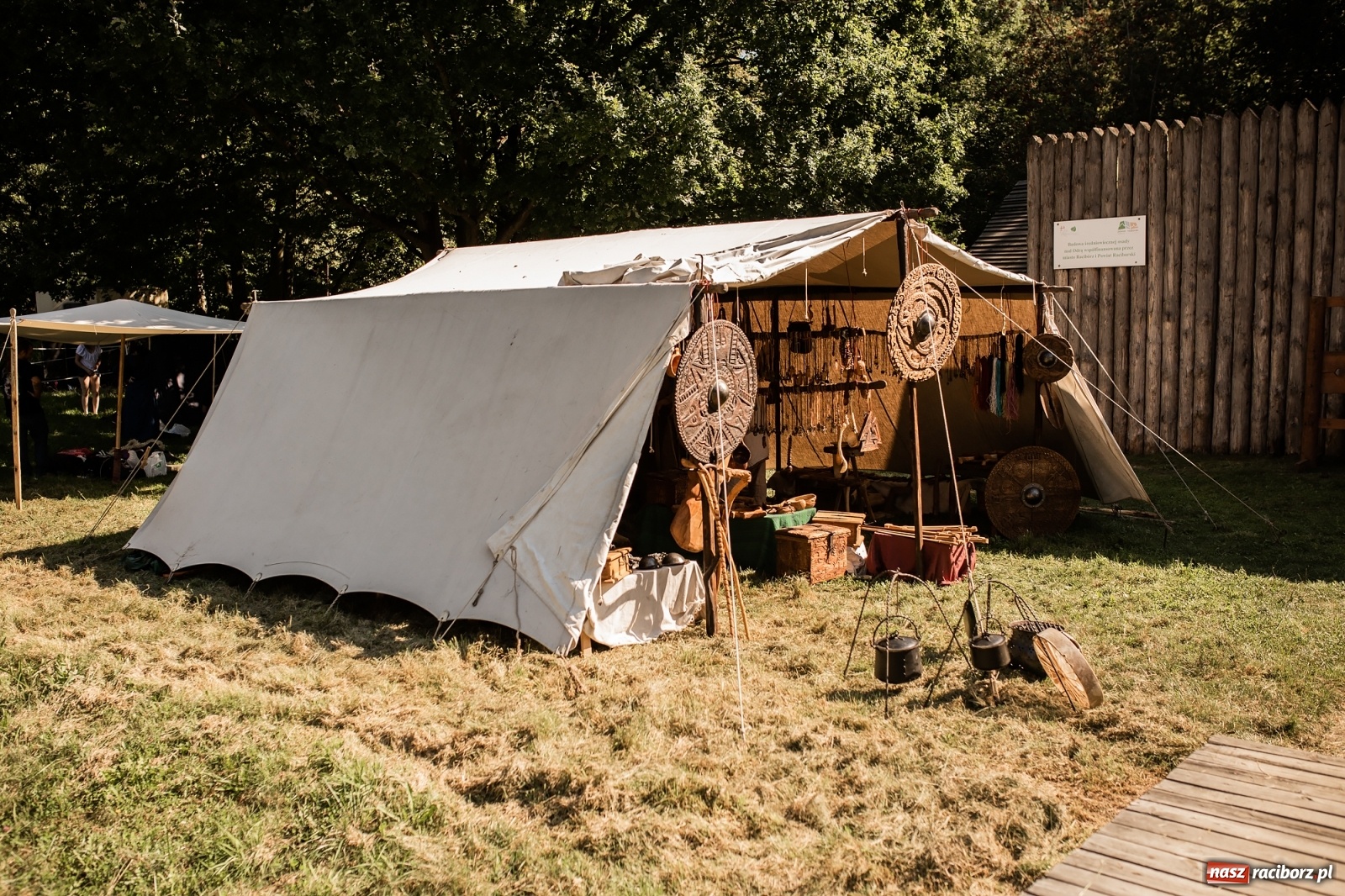 Zdjęcie w galerii na portalu naszraciborz.pl: Ruszył Piknik Na Grodzie z historią w tle [FOTO i WIDEO] wiadomości z regionu