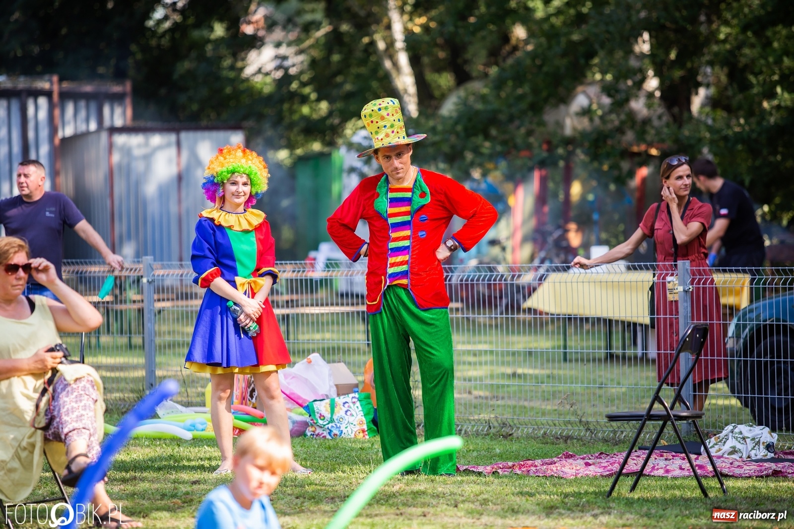 Zdjęcie w galerii na portalu naszraciborz.pl: Objazdowy Festiwal Teatralny na boisku w Babicach [FOTO] wiadomości z regionu