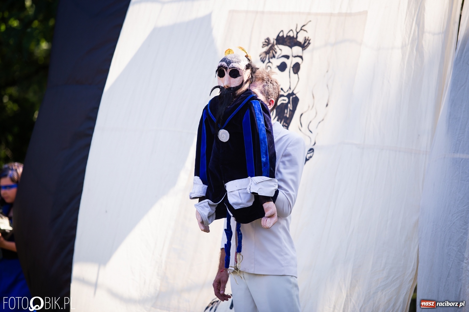 Zdjęcie w galerii na portalu naszraciborz.pl: Objazdowy Festiwal Teatralny na boisku w Babicach [FOTO] wiadomości z regionu