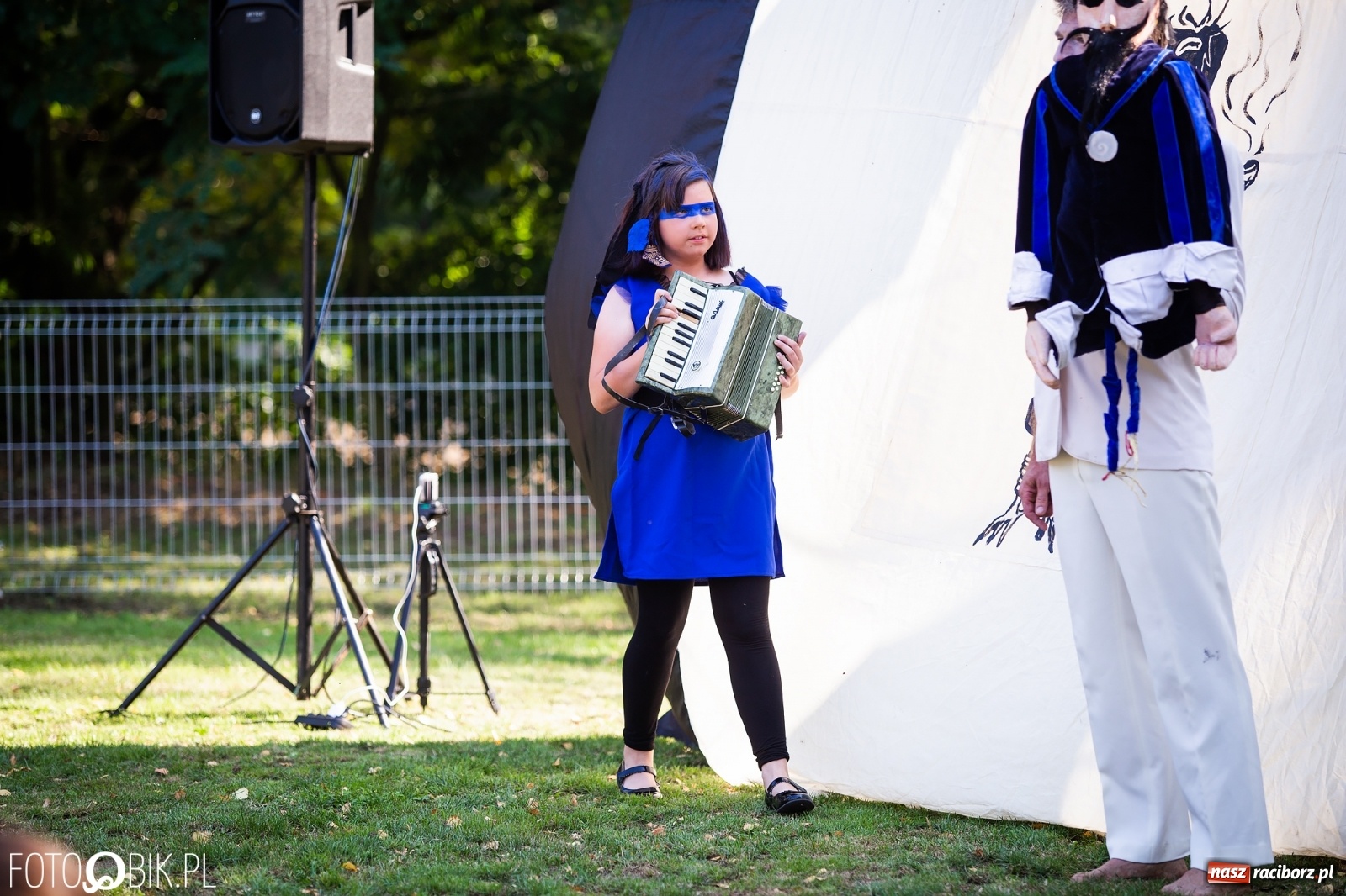 Zdjęcie w galerii na portalu naszraciborz.pl: Objazdowy Festiwal Teatralny na boisku w Babicach [FOTO] wiadomości z regionu