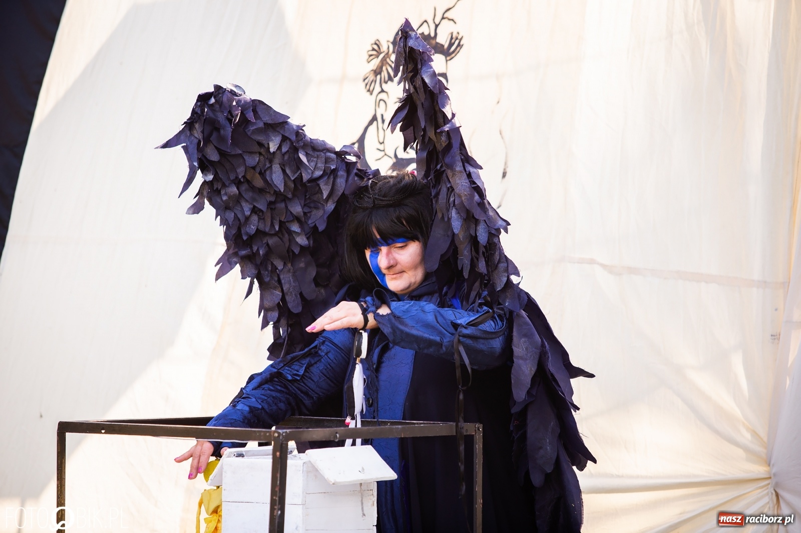 Zdjęcie w galerii na portalu naszraciborz.pl: Objazdowy Festiwal Teatralny na boisku w Babicach [FOTO] wiadomości z regionu