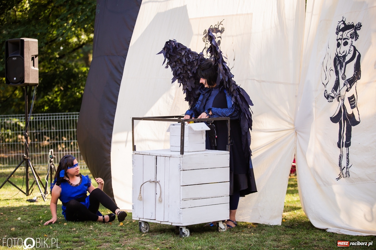 Zdjęcie w galerii na portalu naszraciborz.pl: Objazdowy Festiwal Teatralny na boisku w Babicach [FOTO] wiadomości z regionu