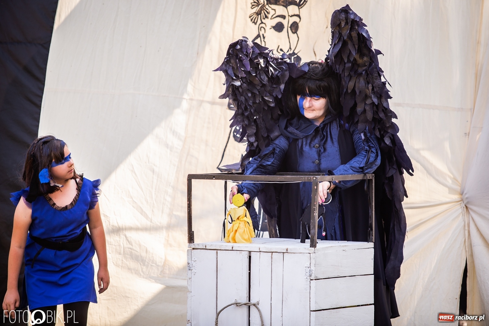 Zdjęcie w galerii na portalu naszraciborz.pl: Objazdowy Festiwal Teatralny na boisku w Babicach [FOTO] wiadomości z regionu