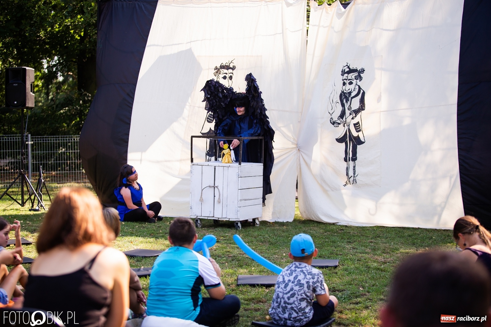 Zdjęcie w galerii na portalu naszraciborz.pl: Objazdowy Festiwal Teatralny na boisku w Babicach [FOTO] wiadomości z regionu