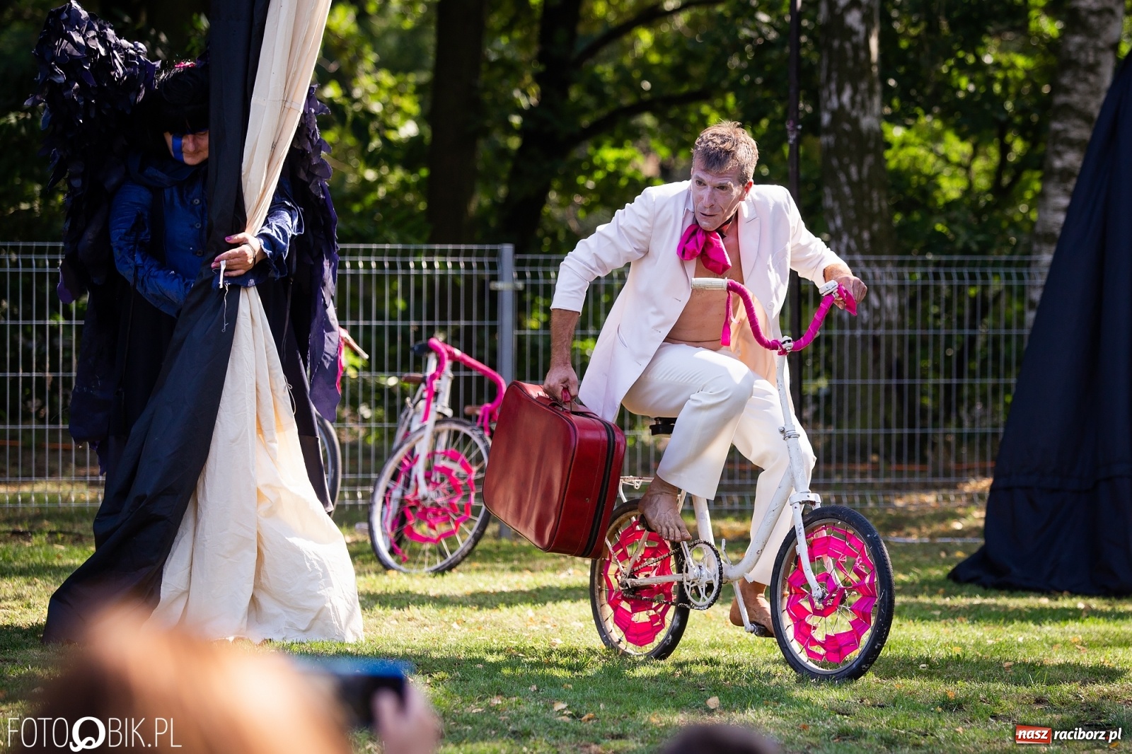 Zdjęcie w galerii na portalu naszraciborz.pl: Objazdowy Festiwal Teatralny na boisku w Babicach [FOTO] wiadomości z regionu