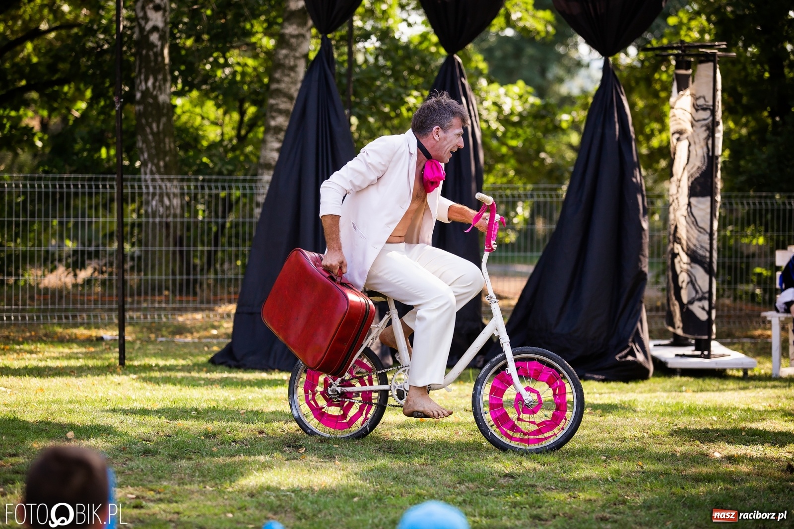 Zdjęcie w galerii na portalu naszraciborz.pl: Objazdowy Festiwal Teatralny na boisku w Babicach [FOTO] wiadomości z regionu
