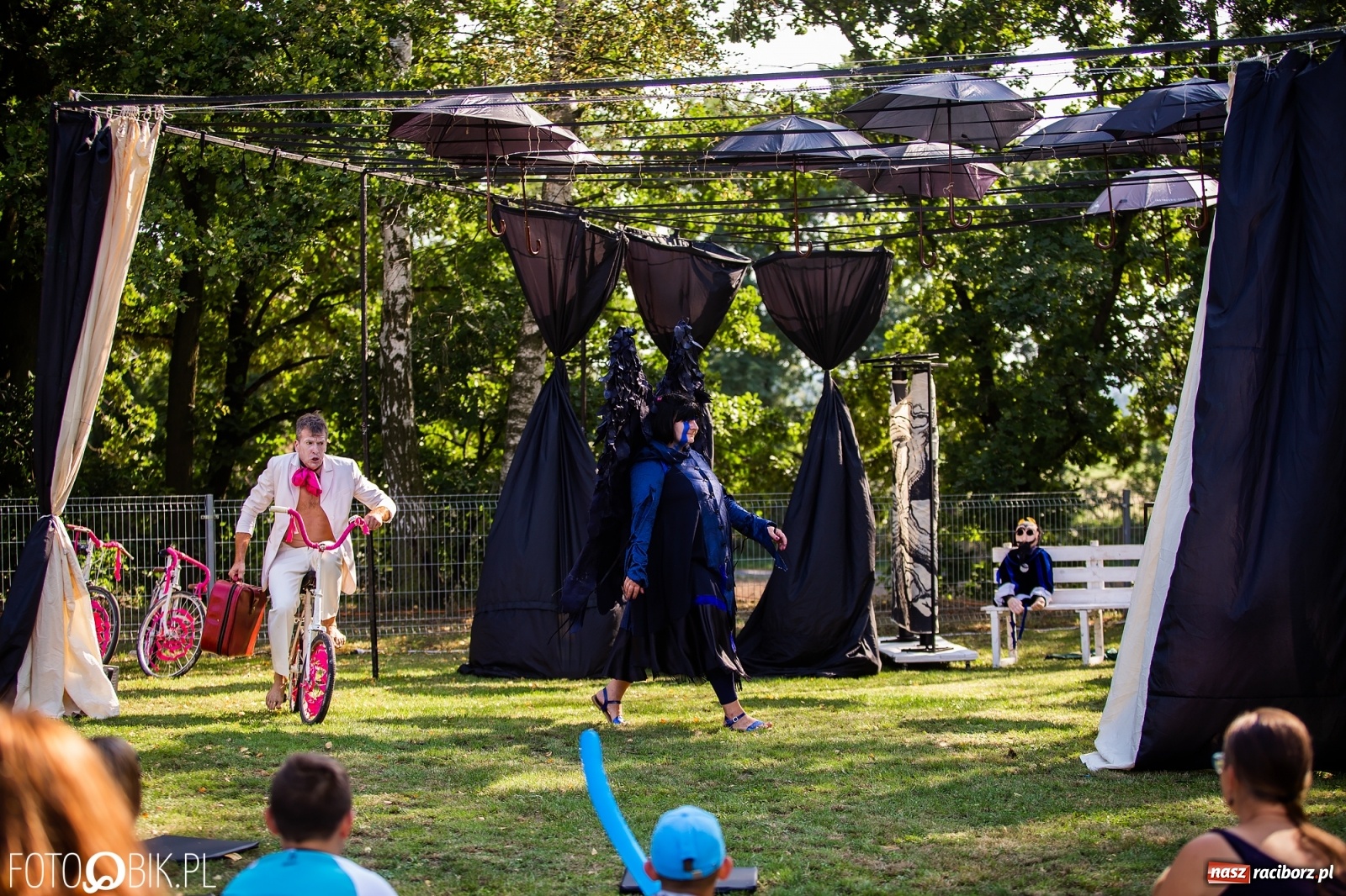 Zdjęcie w galerii na portalu naszraciborz.pl: Objazdowy Festiwal Teatralny na boisku w Babicach [FOTO] wiadomości z regionu