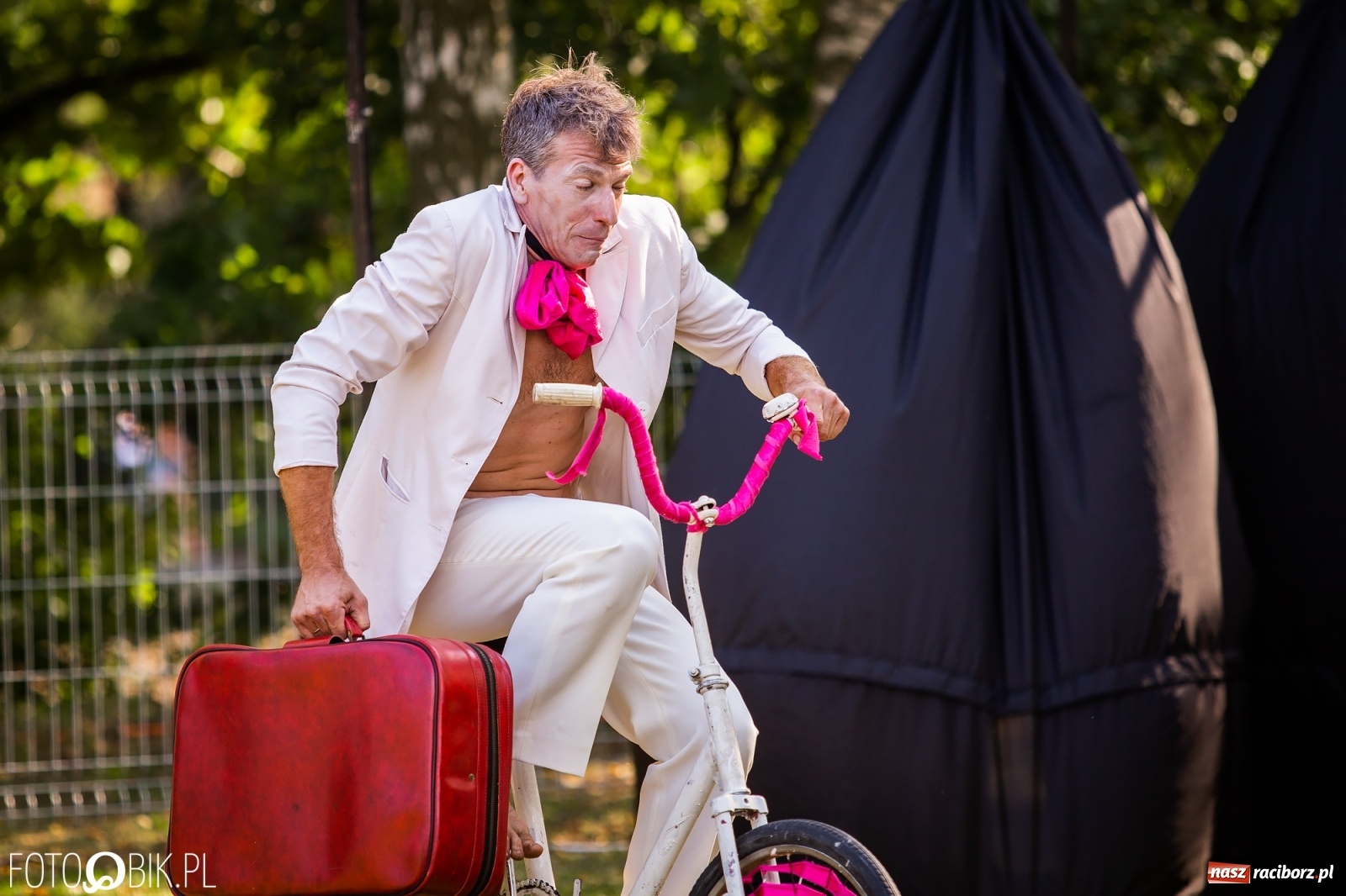 Zdjęcie w galerii na portalu naszraciborz.pl: Objazdowy Festiwal Teatralny na boisku w Babicach [FOTO] wiadomości z regionu