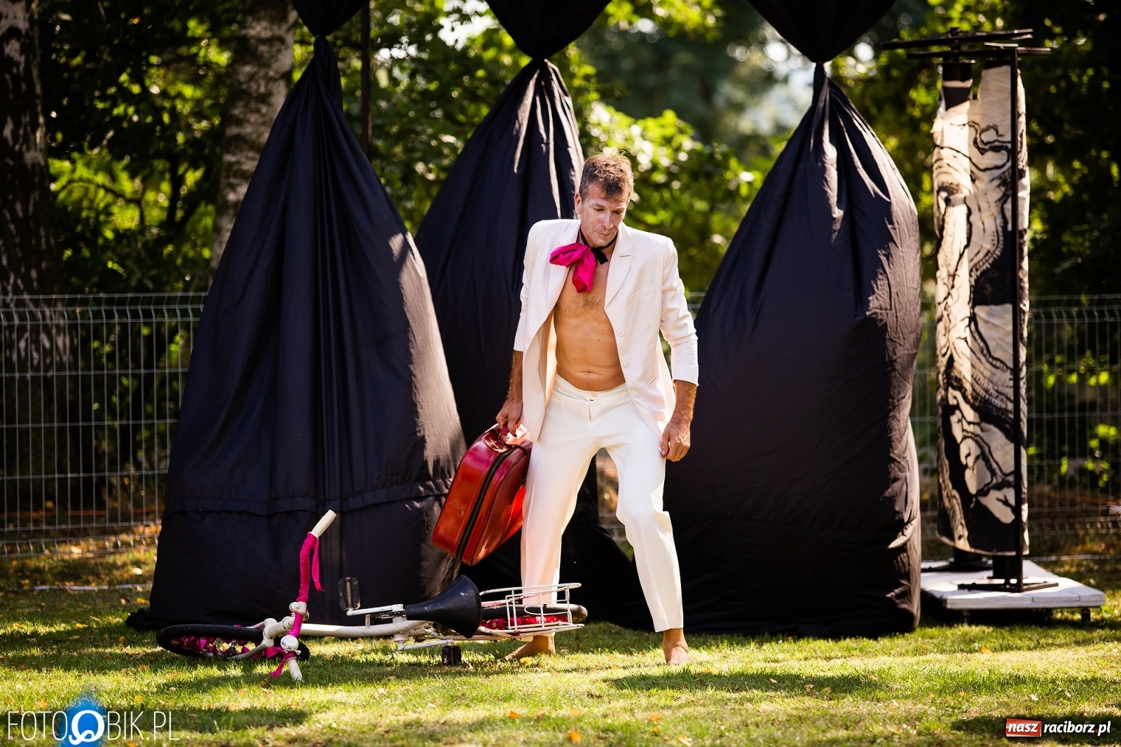 Zdjęcie w galerii na portalu naszraciborz.pl: Objazdowy Festiwal Teatralny na boisku w Babicach [FOTO] wiadomości z regionu