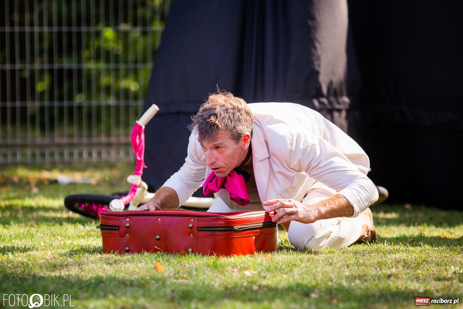 Zdjęcie w galerii na portalu naszraciborz.pl: Objazdowy Festiwal Teatralny na boisku w Babicach [FOTO] wiadomości z regionu