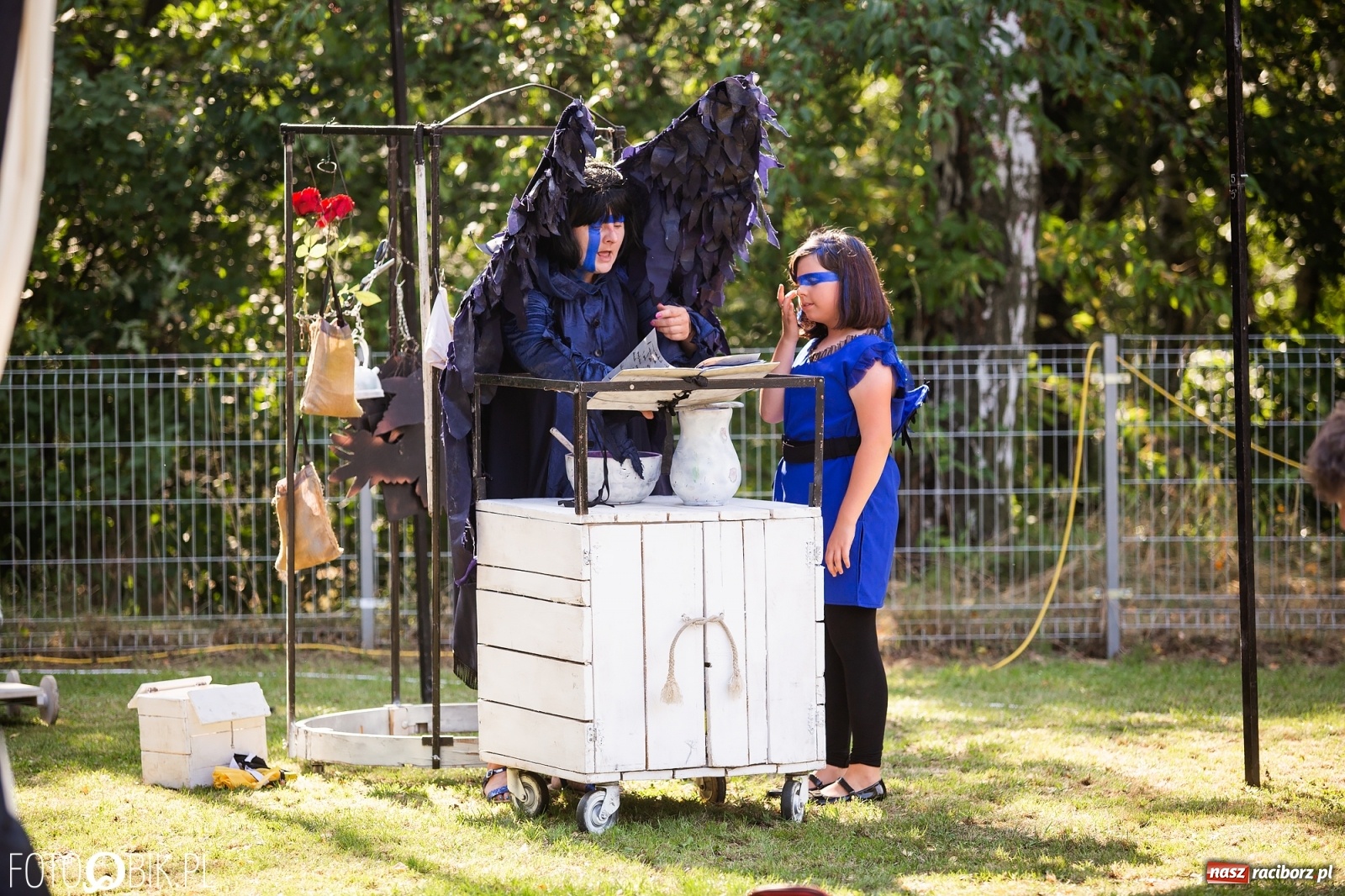 Zdjęcie w galerii na portalu naszraciborz.pl: Objazdowy Festiwal Teatralny na boisku w Babicach [FOTO] wiadomości z regionu