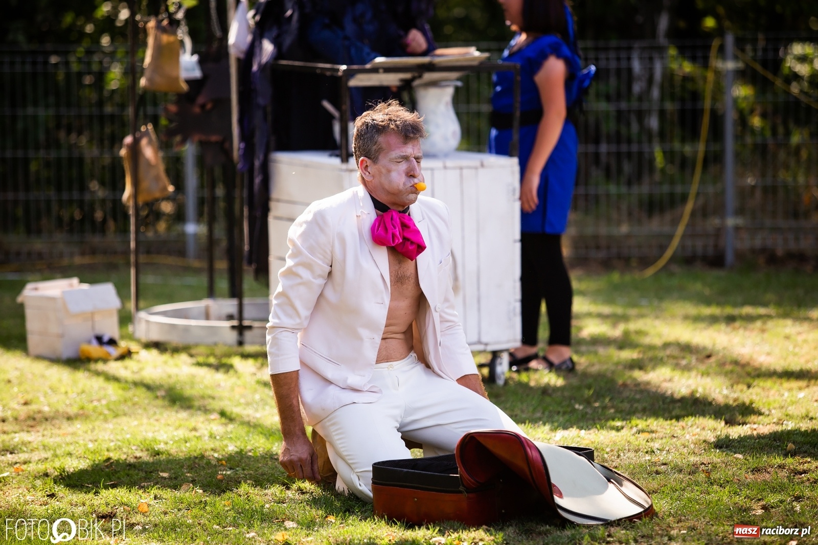 Zdjęcie w galerii na portalu naszraciborz.pl: Objazdowy Festiwal Teatralny na boisku w Babicach [FOTO] wiadomości z regionu