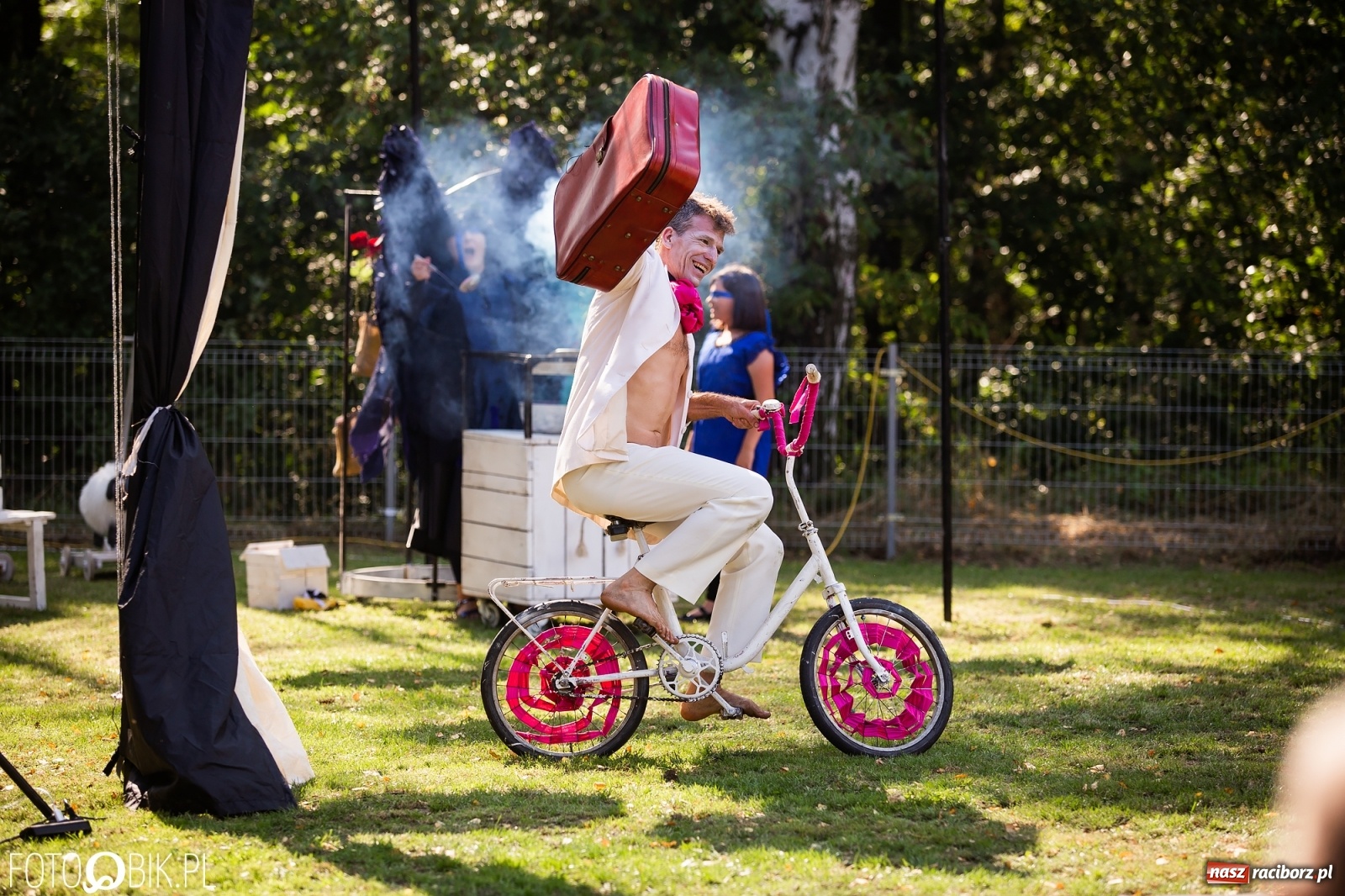 Zdjęcie w galerii na portalu naszraciborz.pl: Objazdowy Festiwal Teatralny na boisku w Babicach [FOTO] wiadomości z regionu