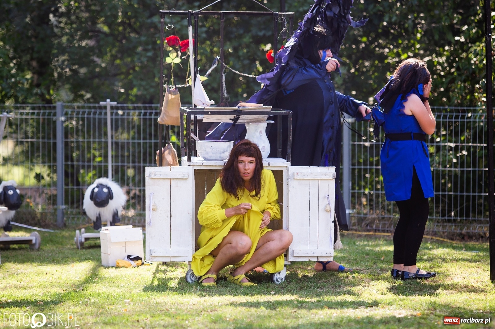 Zdjęcie w galerii na portalu naszraciborz.pl: Objazdowy Festiwal Teatralny na boisku w Babicach [FOTO] wiadomości z regionu